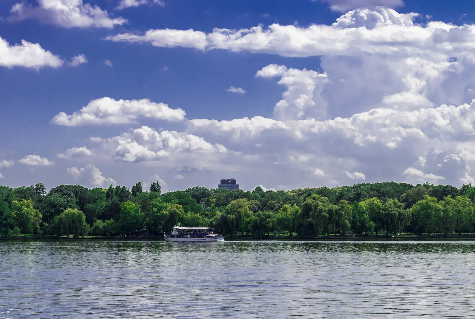 Barca pe lacul Herastrau