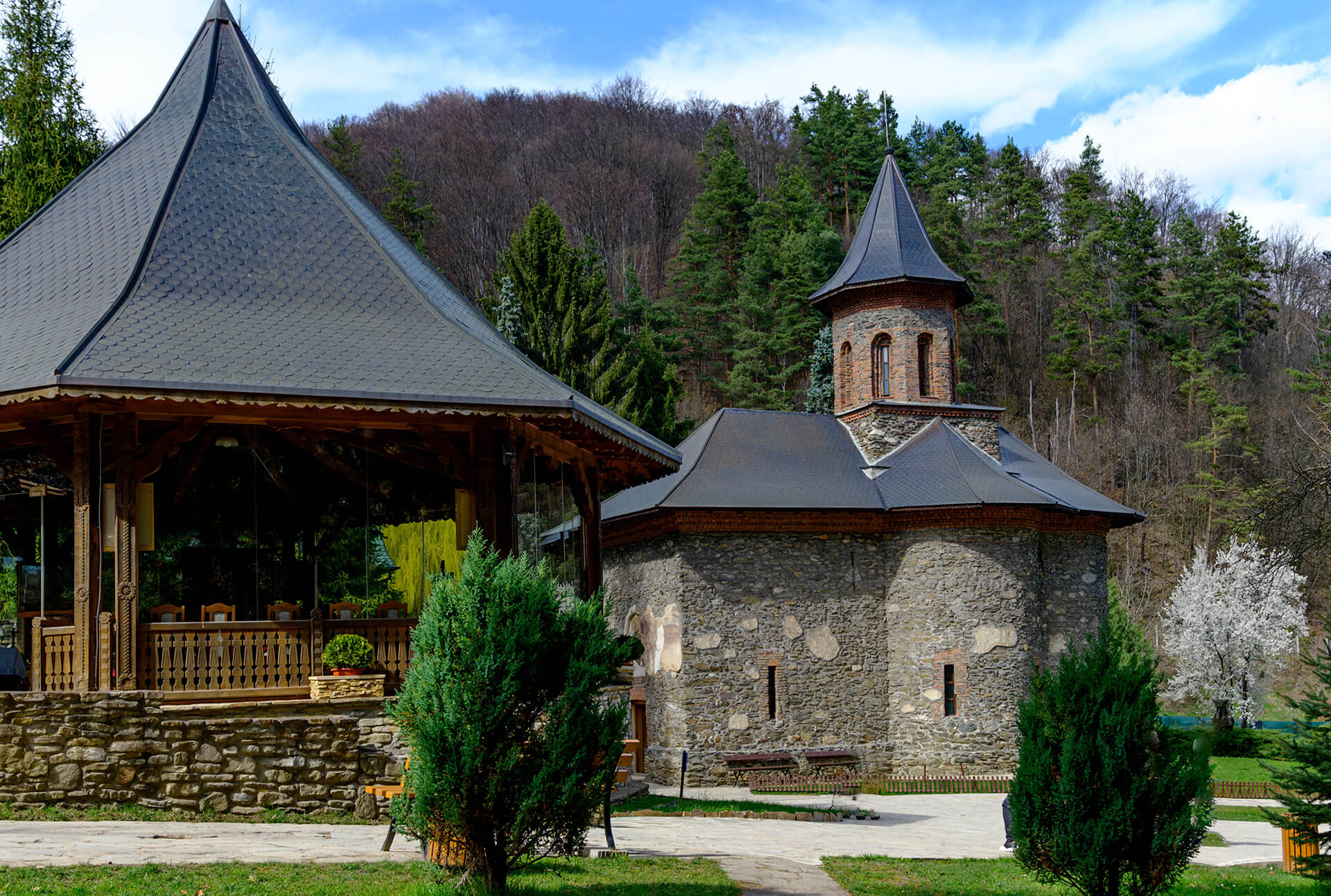 anastirea Prislop ramane una dintre cele mai cunoscute manastiri din Romania.