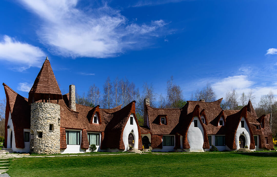 Castelul de Lut construit pe malul raului Porumbacu